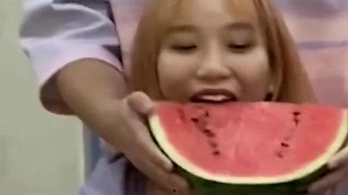 女友在吃瓜搞笑,女友的欢乐食瓜日常揭秘！”