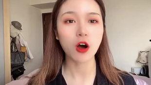 姐妹见面吃瓜,共享八卦盛宴